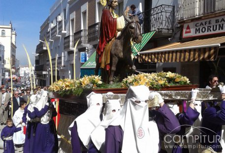 Multitud de devotos acompañan a la Burriquita en Azuaga 